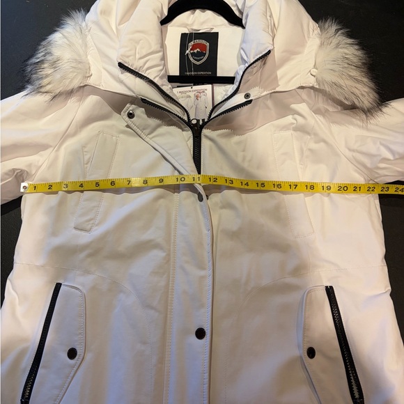 1 Madison Expedition White Quilted Parka with Faux Fur Trim - Picture 16 of 16